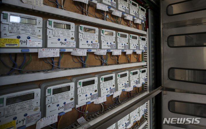 [서울=뉴시스] 정병혁 기자 = 서울시내 오피스텔에 설치된 전기 계량기의 모습. 2021.12.20. jhope@newsis.com