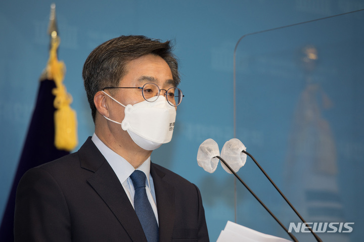 [서울=뉴시스] 최진석 기자 = 김동연 새로운물결 대선 후보가 20일 오전 국회 소통관에서 소상공인 손실보상관련 기자회견을 하고 있다. (공동취재사진) 2021.12.20. photo@newsis.com