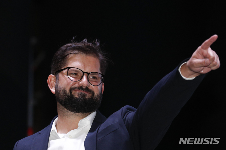 [산티아고=AP/뉴시스] 칠레 '존엄성을 지지하다' 당의 가브리엘 보리치(35) 대선 후보가 19일(현지시간) 대선 결선 투표에서 승리한 후 기뻐하고 있다. 오는 3월 취임하는 보리치는 칠레의 최연소 대통령이 된다. 2021.12.20.