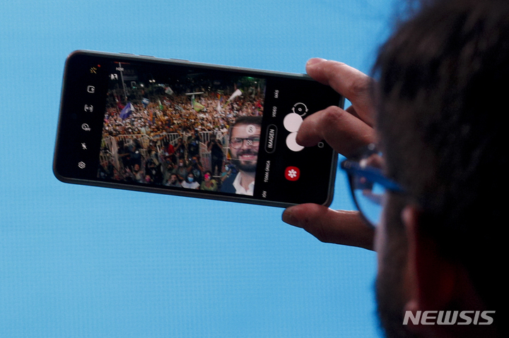 [산티아고=AP/뉴시스] 칠레 '존엄성을 지지하다' 당의 가브리엘 보리치(35) 대선 후보가 19일(현지시간) 대선 결선 투표에서 승리한 후 지지자들과 셀카를 찍고 있다. 오는 3월 취임하는 보리치는 칠레의 최연소 대통령이 된다. 2021.12.20.