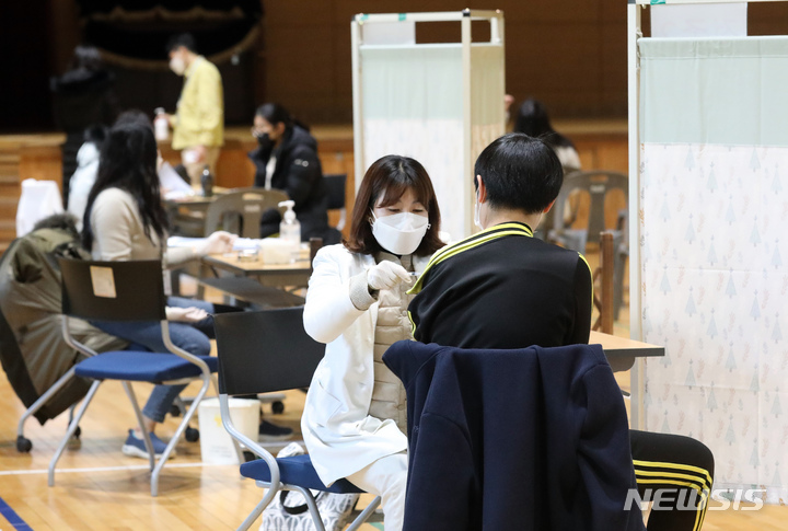 [세종=뉴시스] 강종민 기자 = 찾아가는 백신접종이 실시된 세종시 한솔중학교에서 지난 20일 오전 학생들이 코로나19 백신을 접종받고 있다. 2021.12.25. ppkjm@newsis.com