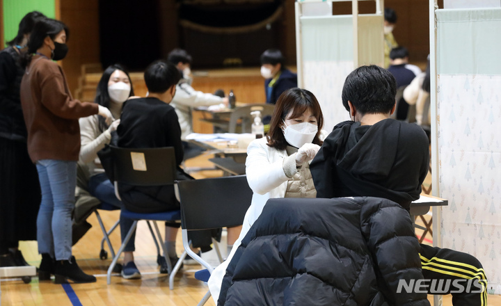 [세종=뉴시스] 강종민 기자 = 찾아가는 백신접종이 실시된 세종시 한솔중학교에서 20일 오전 학생들이 코로나19 백신을 접종받고 있다. 2021.12.20. ppkjm@newsis.com