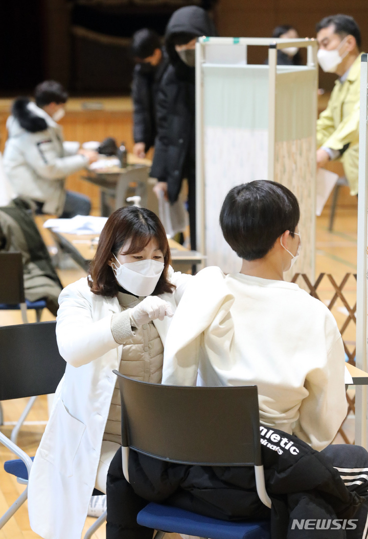 [세종=뉴시스] 강종민 기자 = 찾아가는 백신접종이 실시된 세종시 한솔중학교에서 20일 오전 학생들이 코로나19 백신을 접종받고 있다. 2021.12.20. ppkjm@newsis.com