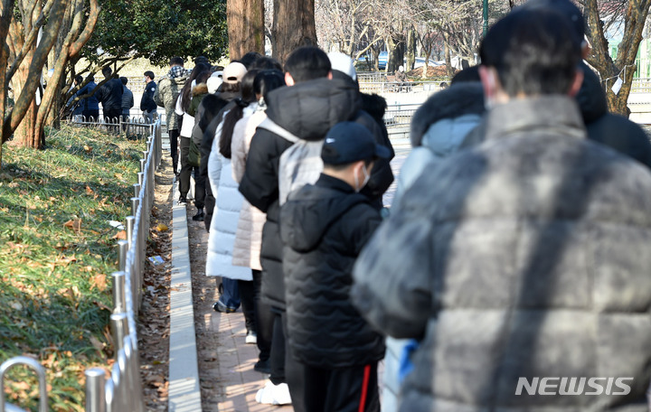 [대구=뉴시스] 이무열 기자 = 20일 오전 대구 달서구 두류공원에 마련된 임시선별검사소에서 시민들이 코로나19 진단검사를 받기 위해 서를 기다리고 있다. 2021.12.20. lmy@newsis.com