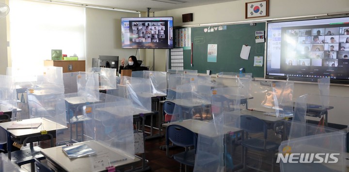 [부산=뉴시스] 지난해 12월20일 오전 남구 용문초등학교 6학년 교실에서 한 교사가 원격수업을 진행하고 있다. (사진=뉴시스DB). 2022.02.22. photo@newsis.com