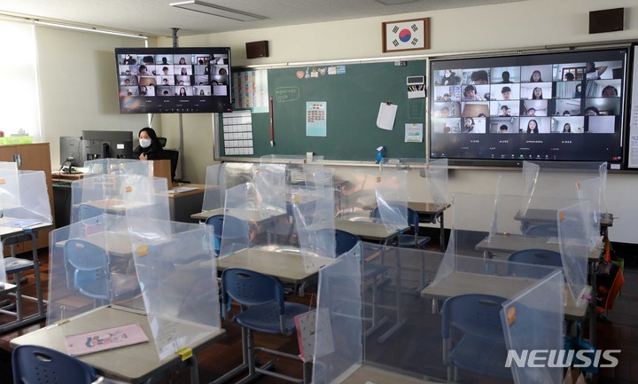 [부산=뉴시스] 하경민 기자 = 지난해 12월20일 오전 남구 용문초등학교 6학년 교실에서 한 교사가 원격수업을 진행하고 있다. 2022.02.07. yulnetphoto@newsis.com