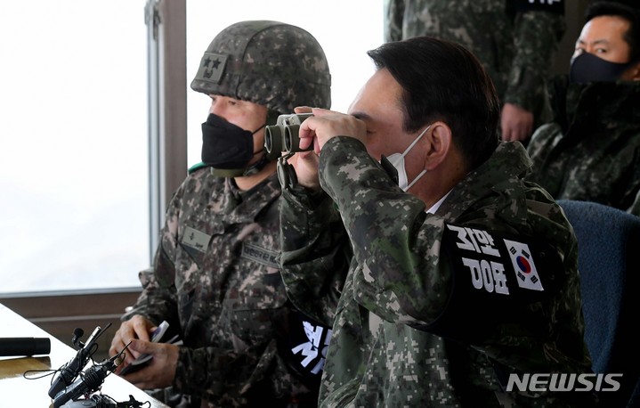 [서울=뉴시스] 국회사진기자단 = 윤석열 국민의힘 대선 후보가 20일 강원도 철원 육군 3사단 백골OP(Observation Post, 관측소)를 방문해 북측을 바라보고 있다. 2021.12.20. photo@newsis.com