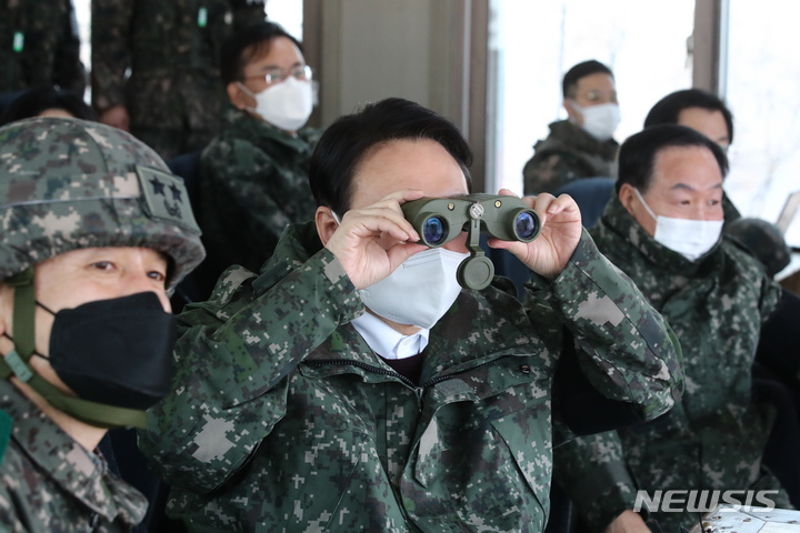 [서울=뉴시스] 국회사진기자단 = 윤석열 국민의힘 대선 후보가 20일 강원도 철원 육군 3사단 백골OP(Observation Post, 관측소)를 방문해 북측을 바라보고 있다. 2021.12.20. photo@newsis.com