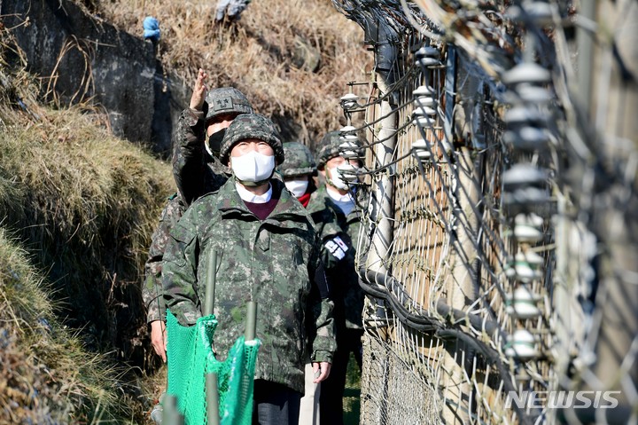 [서울=뉴시스] 국회사진기자단 = 윤석열 국민의힘 대선 후보가 20일 강원도 철원 육군 3사단 백골OP(Observation Post, 관측소)를 방문해 철책선을 둘러보고 있다. 2021.12.20. photo@newsis.com
