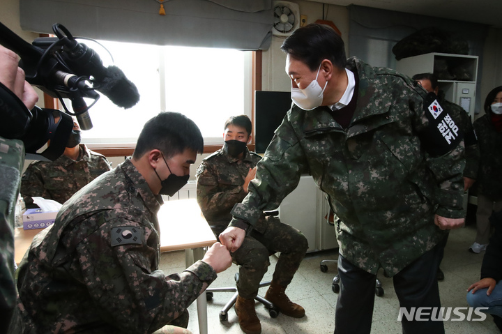 [서울=뉴시스] 국회사진기자단 = 윤석열 국민의힘 대선 후보가 20일 강원도 철원 육군 3사단 백골OP(Observation Post, 관측소)를 방문해 생활관에서 장병들을 격려하고 있다. 2021.12.20. photo@newsis.com