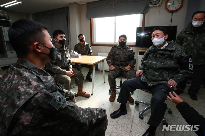 [서울=뉴시스] 국회사진기자단 = 윤석열 국민의힘 대선 후보가 20일 강원도 철원 육군 3사단 백골OP(Observation Post, 관측소)를 방문해 생활관에서 장병들을 격려하고 있다. 2021.12.20. photo@newsis.com