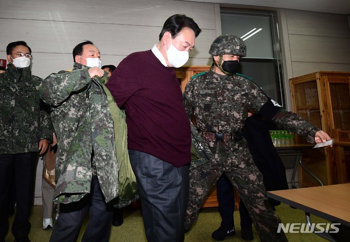 [서울=뉴시스] 국회사진기자단 = 윤석열 국민의힘 대선 후보가 20일 강원도 철원 육군 3사단 백골OP(Observation Post, 관측소)를 방문해 군복을 입고 있다. 2021.12.20. photo@newsis.com