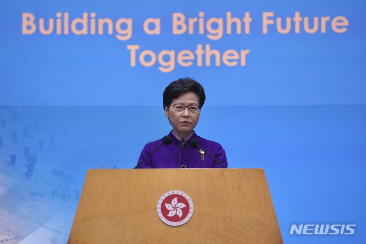 [홍콩=AP/뉴시스] 캐리 람 홍콩 행정장관이 20일 열린 기자회견에서 기자들의 질문을 듣고 있다. 람 장관은 영국이 홍콩을 중국에 반환한 1997년 이후 30.2%라는 역대 최저의 투표율에도 이번 입법회(의회) 선거에 만족한다고 밝혔다. 2021.12.20.