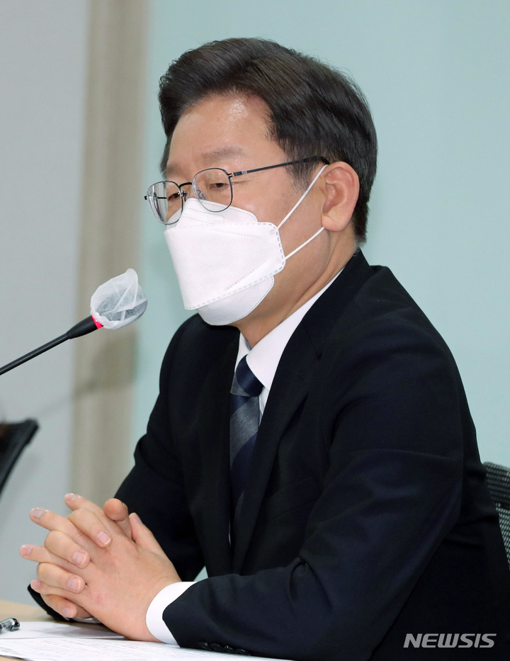 [서울=뉴시스] 국회사진기자단 = 이재명 더불어민주당 대선 후보가 20일 서울 여의도 중소기업중앙회에서 열린 소상공인-자영업자 피해단체 대선 후보 간담회에 참석해 인사말을 하고 있다. 2021.12.20. photo@newsis.com