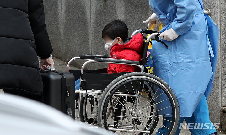 [서울=뉴시스] 지난해 12월20일 서울 종로구 서울대학교병원에서 의료진이 음성 확인을 받은 보호자와 함께 코로나19 확진 어린이를 중환자실로 이송하고 있다. 기사 내용과는 관련 없음. (사진=뉴시스 DB) 2022.08.05. livertrent@newsis.com