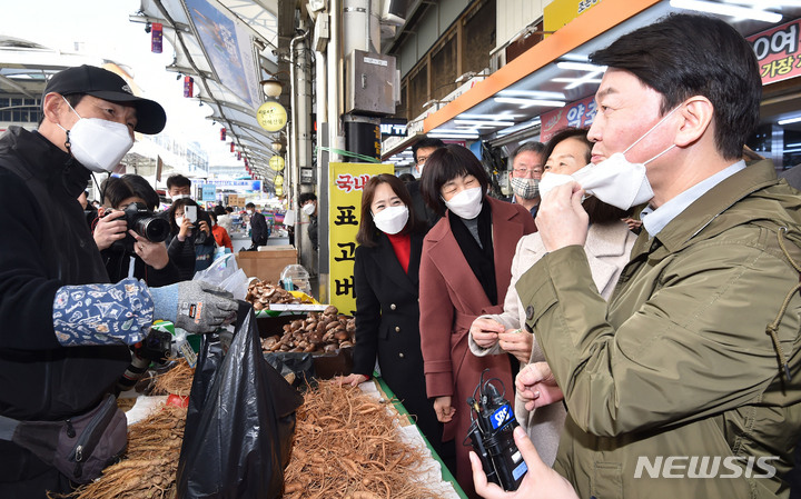 [대구=뉴시스] 이무열 기자 = 안철수 국민의당 대선 후보와 부인 김미경 교수가 20일 오후 대구 중구 서문시장에서 인삼을 맛보고 있다. 2021.12.20. lmy@newsis.com