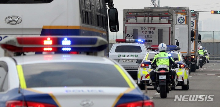 [인천=뉴시스] 추상철 기자 = 지난 20일 오후 인천광역시 삼성바이오로직스 송도공장 앞에서 모더나 백신 138만5000회분을 실은 차량이 이동하고 있다. 2021.12.20. scchoo@newsis.com