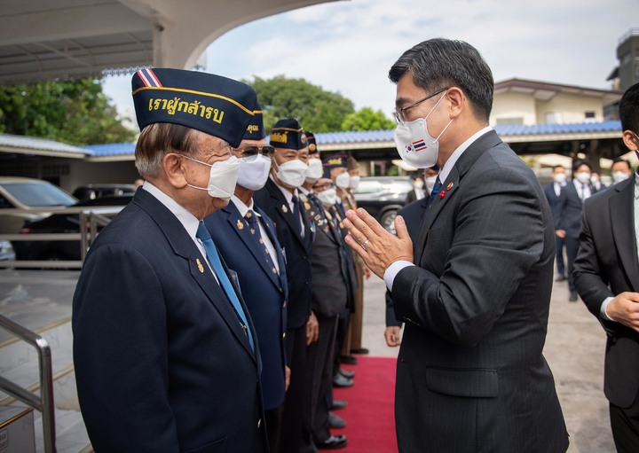 [서울=뉴시스] 태국을 방문중인 서욱 국방부 장관이 19일(현지시간) 태국 한국전 참전협회를 방문해 태국군 예비역 텃싹 대장 등 참전용사들과 인사를 나누고 있다. (사진=국방부 제공) 2021.12.20. photo@newsis.com *재판매 및 DB 금지