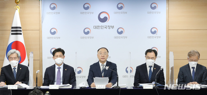 [서울=뉴시스] 배훈식 기자 = 홍남기 부총리 겸 기획재정부 장관이 20일 오후 서울 종로구 정부서울청사에서 2022년 경제정책방향 관계부처 합동브리핑을 하고 있다. 왼쪽부터 고승범 금융위원장, 노형욱 국토교통부 장관, 홍 부총리, 문승욱 산업통상자원부 장관, 권칠승 중소벤처기업부 장관.(공동취재사진) 2021.12.20. photo@newsis.com