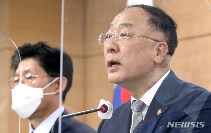 [서울=뉴시스] 배훈식 기자 = 홍남기 경제부총리 겸 기획재정부 장관이 20일 오후 서울 종로구 정부서울청사에서 2022년 경제정책 방향을 발표하고 있다. (공동취재사진) 2021.12.20. photo@newsis.com