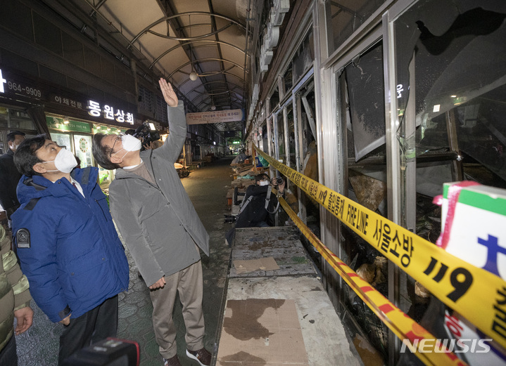 [서울=뉴시스] 국회사진기자단 = 이재명 더불어민주당 대선후보가 20일 청량리 청과물시장을 방문해 화재로 소실된 점포를 둘러보고 있다. 청량리 청과물시장은 지난주말 화재로 점포 13곳이 불에 탔다. 2021.12.20. photo@newsis.com