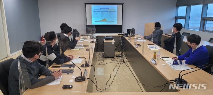 [서울=뉴시스] 김용문 창업진흥원장이 지난 20일 한국생산기술연구원 한러혁신센터를 방문했다. (사진= 창업진흥원장 제공) 2021.12.21. photo@newsis.com