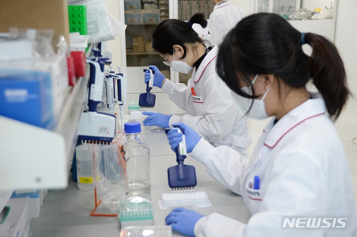 [청주=뉴시스] 조성현 기자 = 질병관리청 공공백신개발지원센터 생물안전 2등급 실험실에서 시설 연구원이 코로나19 백신 임상시험과 관련된 업무를 하고 있다. 2021.12.21. jsh0128@newsis.com 