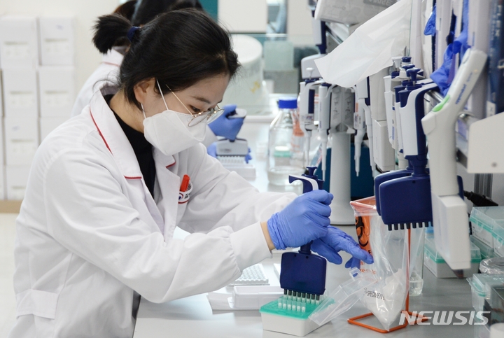 [청주=뉴시스] 지난해 12월21일 오전 충북 청주시 흥덕구 오송읍 질병관리청 공공백신개발지원센터 생물안전 2등급 실험실에서 코로나19 백신 임상시험과 관련된 업무를 하고 있다. (사진=뉴시스 DB) 2022.05.26. photo@newsis.com