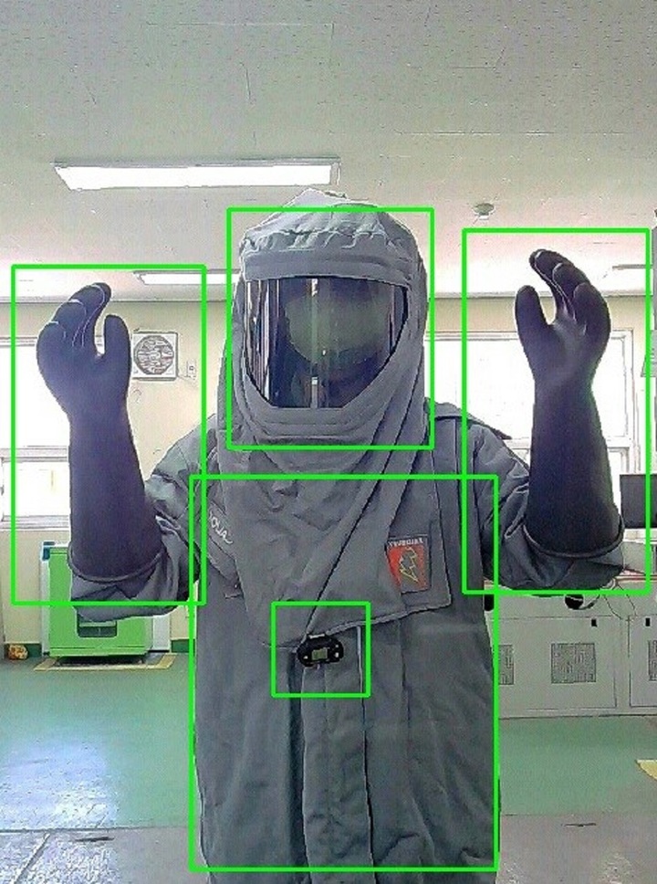 [포항=뉴시스] 강진구 기자 = 포스코 포항제철소(소장 남수희)는 안면·음성·사물인식 AI 시스템을 적용해 안전 사고를 예방하고 있다고 21일 밝혔다.사진은 'Smart Safety Square' 시스템이 안전 보호구 착용을 점검하고 있다.(사진=포스코 제공) 2021.12.21.photo@newsis.com *재판매 및 DB 금지