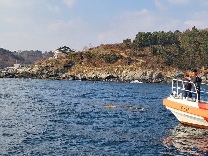 [울진=뉴시스] 이바름 기자 = 21일 오전 10시 39분께 경북 영덕군 노물항 앞바다에 어선이 침수됐다는 신고가 접수됐다. 어선은 가라앉고 어선과 연결돼 있는 산소공급호스만 물 위에 떠 있는 모습.(사진=울진해양경찰서 제공) 2021.12.21. photo@newsis.com *재판매 및 DB 금지