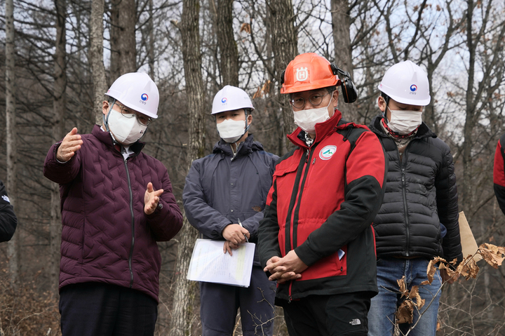 [대전=뉴시스] 김양수 기자 = 21일 최병암(왼쪽 첫째) 산림청장은 강원도 평창군 국유림 내 목재수확 현장을 찾아 대면적 모두베기 차단 등 '목재수확 제도개선 방안' 이행상황을 점검하고 근로자의 안전사고 예방실태를 확인했다.(사진=산림청 제공).2021.12.21 photo@newsis.com *재판매 및 DB 금지