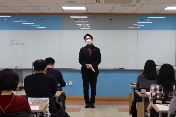 [수원=뉴시스] 21일 경기도교육복지종합센터에서 열린 ‘교육지원청 영어회화전문강사(영전강) 업무담당자 역량 강화 연수’에서 황대호 경기도의원이 영전강 고용안전 필요성을 알리고 있다. 2021.12.21. (사진=경기도의회 제공) *재판매 및 DB 금지