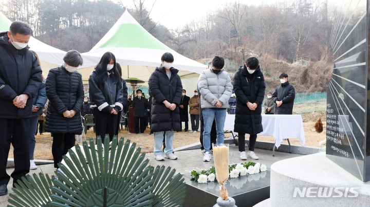 희생자 추모하는 제천 스포츠센터 화재참사 유족들.(사진=뉴시스DB)