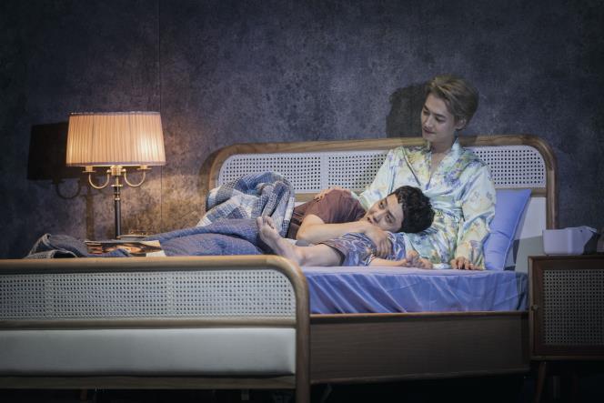 [서울=뉴시스]연극 '엔젤스 인 아메리카-파트 원: 밀레니엄이 다가온다' 공연 장면. (사진=국립극단 제공) 2021.12.21. photo@newsis.com *재판매 및 DB 금지