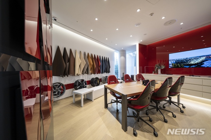 [서울=뉴시스]고객들은 '페라리 아뜰리에(Ferrari Atelier)에서 전문가와 함께 ▲차량 외관 컬러 ▲실내 소재 ▲최신 기술 장비 등 상세 옵션을 직접 확인하고 선택할 수 있다. 페라리 반포전시장에 마련된 '페라리 아뜰리에' 내부 모습 (사진=페라리 제공)