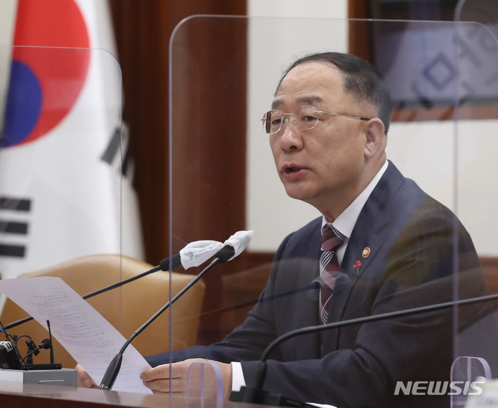 [서울=뉴시스] 배훈식 기자 = 홍남기 경제부총리 겸 기획재정부 장관. (공동취재사진) 2021.12.21. photo@newsis.com