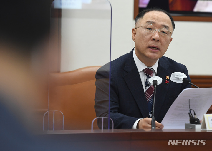[서울=뉴시스] 배훈식 기자 = 홍남기 경제부총리 겸 기획재정부 장관.(공동취재사진) 2021.12.21. photo@newsis.com