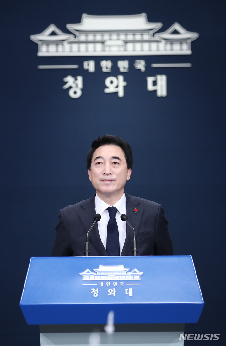 [서울=뉴시스] 김진아 기자 = 박수현 청와대 국민소통수석이 21일 춘추관 브리핑룸에서 문재인 대통령이 '아들 입사지원서 논란'을 빚은 김진국 청와대 민정수석의 사의를 수용했다고 밝힌 후 질문을 받고 있다. 2021.12.21. bluesoda@newsis.com