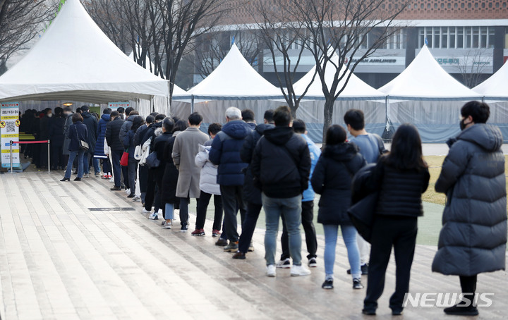 [서울=뉴시스] 홍효식 기자 = 지난 21일 오전 서울시청 앞 서울광장 임시선별검사소에서 시민들이 검사를 받기 위해 기다리고 있다. 2021.12.21. yesphoto@newsis.com