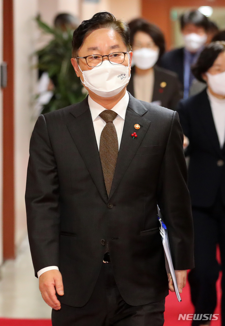 [서울=뉴시스] 배훈식 기자 = 박범계 법무부 장관이 21일 오전 서울 종로구 정부서울청사에서 열린 영상 국무회의에 참석하고 있다. 2021.12.21. dahora83@newsis.com