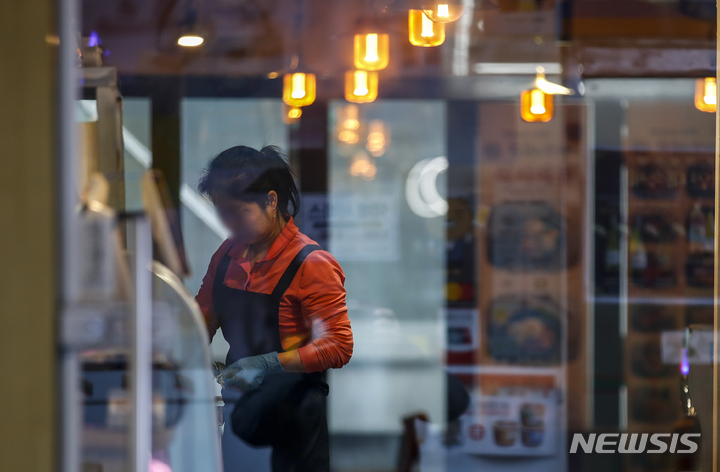[서울=뉴시스] 정병혁 기자 = 지난달 21일 오후 서울시내 한 음식점에서 직원이 정리를 하고 있다. 2021.12.21. jhope@newsis.com