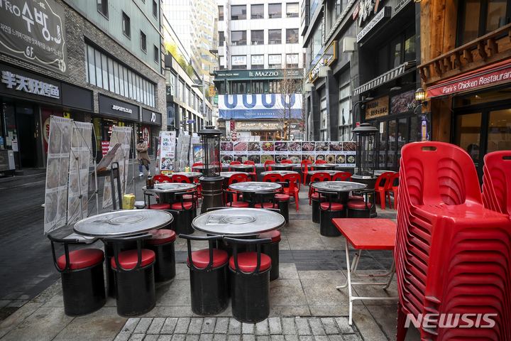 [서울=뉴시스] 정병혁 기자 = 21일 오후 서울시내 한 음식점에서 테이블이 비어있다. 2021.12.21. jhope@newsis.com