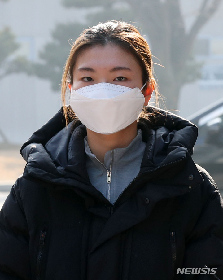 [서울=뉴시스] 고범준 기자 = 쇼트트랙 국가대표 심석희가 지난해 12월21일 오후 서울 송파구 대한빙상경기연맹 회의실에서 열린 스포츠공정위원회(상벌위원회)에 출석하고 있다. 대한빙상경기연맹은 심 선수의 징계 여부와 수위를 결정할 예정이다. 2021.12.21. bjko@newsis.com