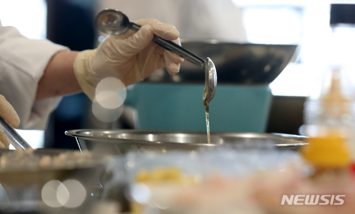 [서울=뉴시스] 서울 서대문구 나우쿠킹 스튜디오에서 참가자들이 벌꿀 등을 활용한 요리를 만들고 있다. (사진=뉴시스 DB). photo@newsis.com