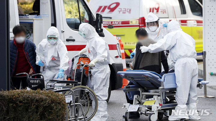 [서울=뉴시스] 지난 21일 오후 서울 중랑구 서울의료원에서 위중증 환자가 의료진의 안내를 받고 있다. 2021.12.21. yesphoto@newsis.com