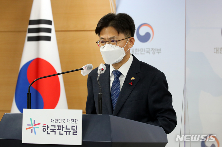 [서울=뉴시스] 배훈식 기자 = 유국희 원자력안전위원장이 21일 오후 서울 종로구 정부서울청사 합동브리핑실에서 일본 후쿠시마 원전 오염수 해양 방류를 위한 도쿄전력의 실시 계획 변경인가안 제출 관련 브리핑을 하고 있다. 2021.12.21. dahora83@newsis.com