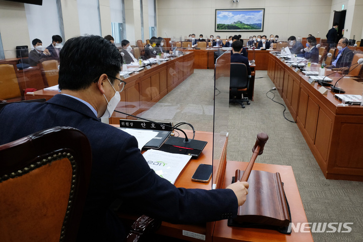 [서울=뉴시스] 전신 기자 = 21일 서울 여의도 국회에서 열린 환경노동위원회 고용노동법안심사소위에서 안호영 위원장이 의사봉을 두드리고 있다. (공동취재사진) 2021.12.21. photo@newsis.com