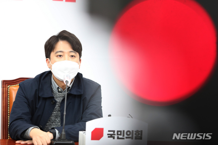 [서울=뉴시스] 전신 기자 = 이준석 국민의힘 대표가 21일 서울 여의도 국회에서 기자회견을 열고 중앙선거대책위원회의 모든 직책을 내려놓겠다고 밝히고 있다. 현재 이 대표는 상임선대위원장과 홍보·미디어 총괄본부장 등 2개의 역할을 하고 있다. (공동취재사진) 2021.12.21. photo@newsis.com