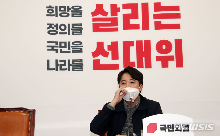 [서울=뉴시스] 전신 기자 = 이준석 국민의힘 대표가 21일 서울 여의도 국회에서 기자회견을 열고 중앙선거대책위원회의 상임선대위원장과 홍보·미디어 총괄본부장 등 모든 직책을 내려놓겠다고 밝히고 있다. (공동취재사진) 2021.12.21. photo@newsis.com