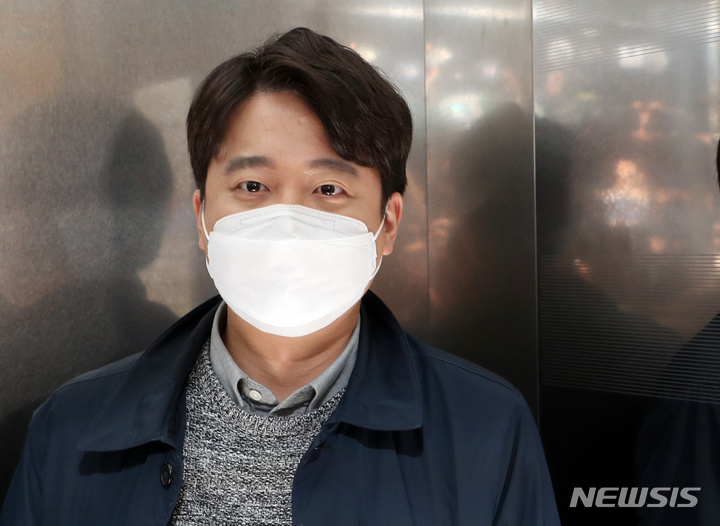 [서울=뉴시스] 전신 기자 = 이준석 국민의힘 대표가 21일 서울 여의도 국회에서 기자회견을 열고 중앙선거대책위원회의 상임선대위원장과 홍보·미디어 총괄본부장 등 모든 직책을 내려놓겠다고 밝힌 후 이동하고 있다. (공동취재사진) 2021.12.21. photo@newsis.com